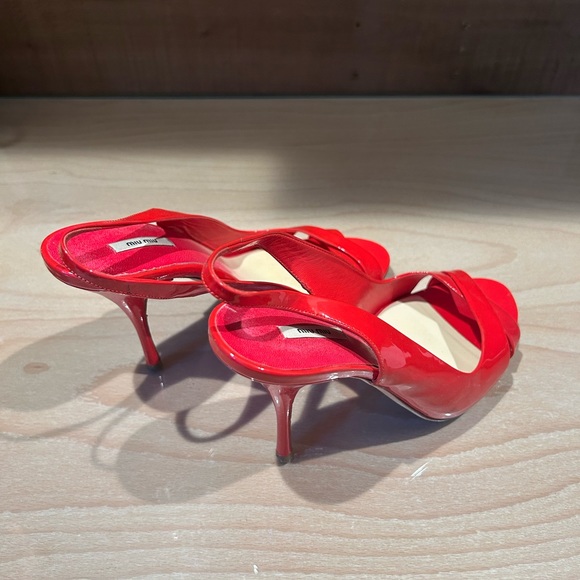 Miu Miu red sling back criss cross heel - Picture 3 of 7